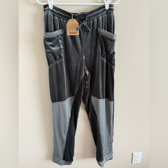 Kori NWT Dark Gray Velvet & Satin Elastic Waist Joggers with Pockets size Large - Picture 1 of 4